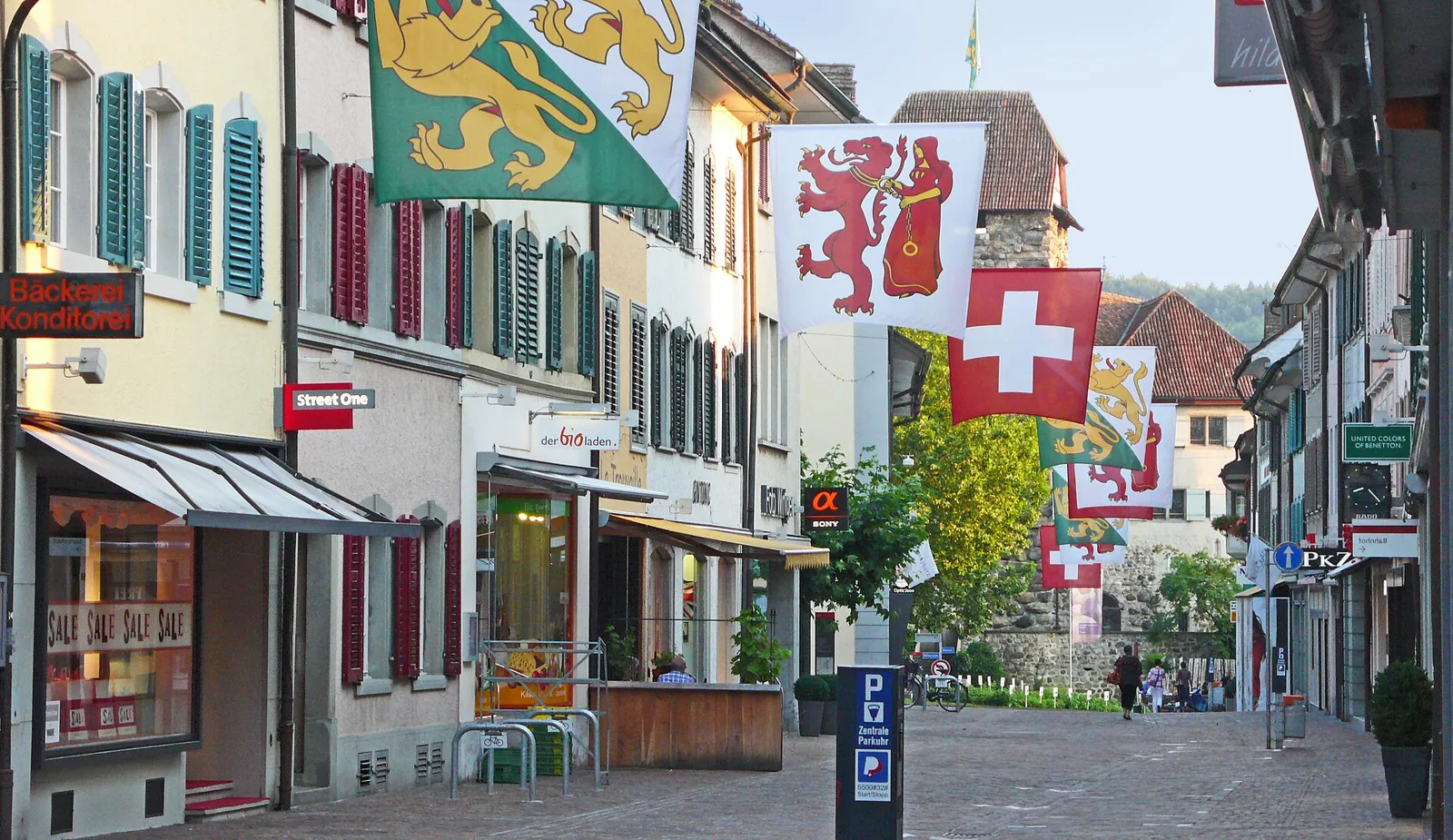 Gasse in der Altstadt von Frauenfeld mit Thurgauer und Schweizer Fahnen, Blick Richtung Schloss